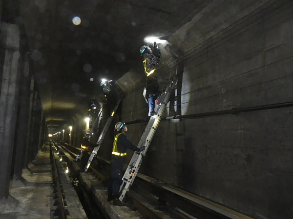 丸ノ内線列車無線装置改良工事（アンカー打設）